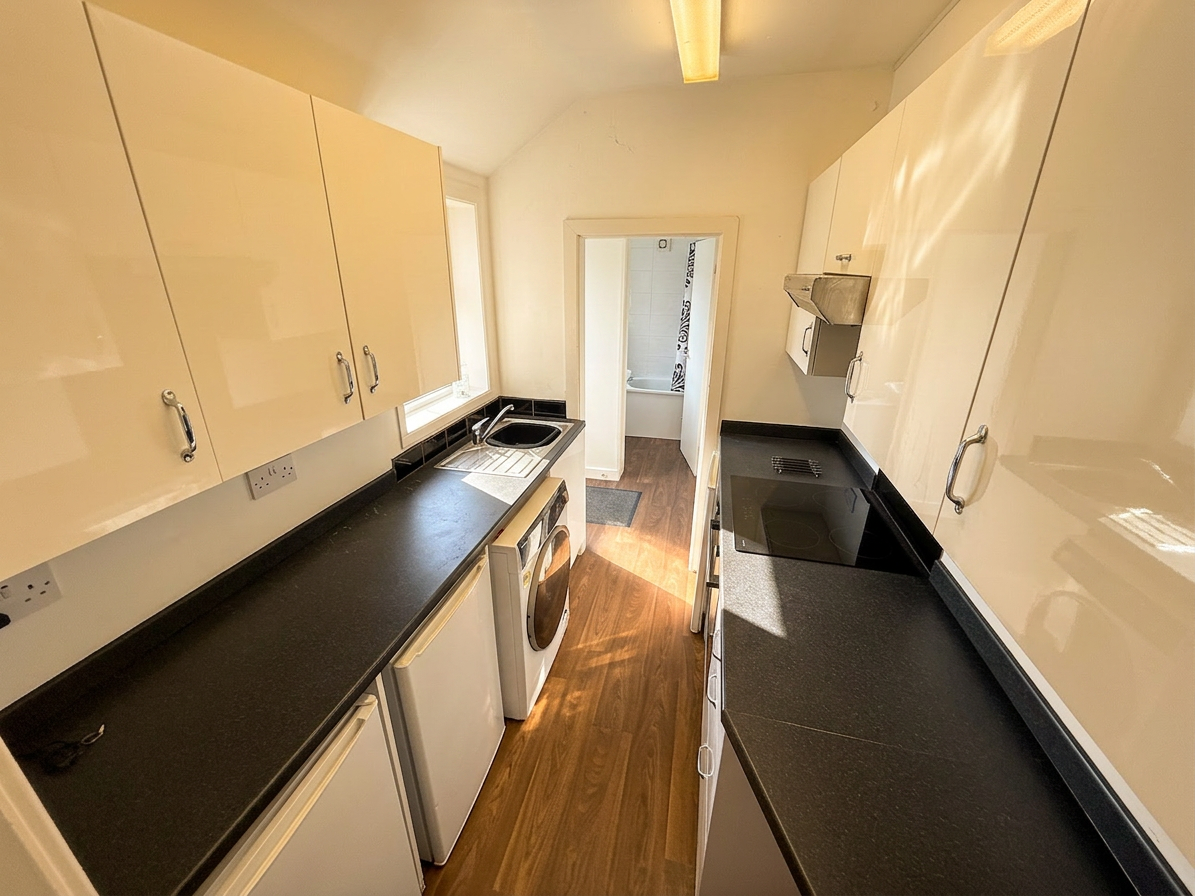 4 Bed house to Rent in Dunkirk | NG7 2JF - Image 3