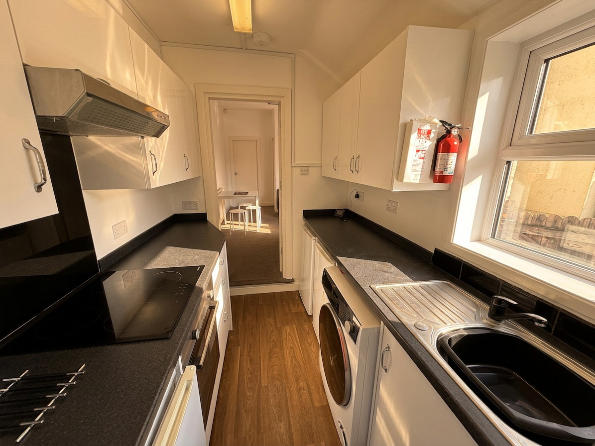 4 Bed house to Rent in Dunkirk | NG7 2JF - Image 4
