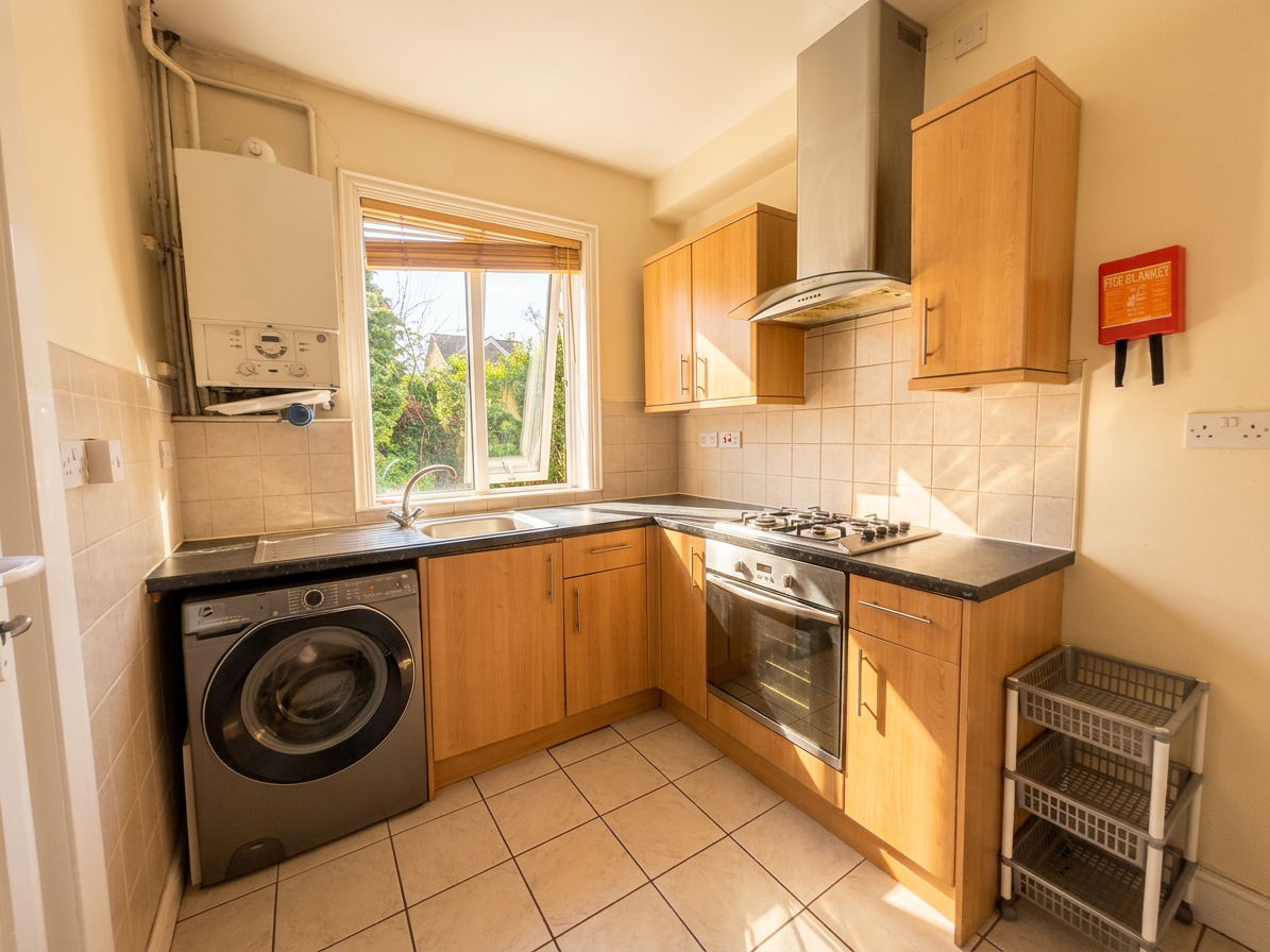 3 Bed house to Rent in Dunkirk | NG7 2JE - Image 2
