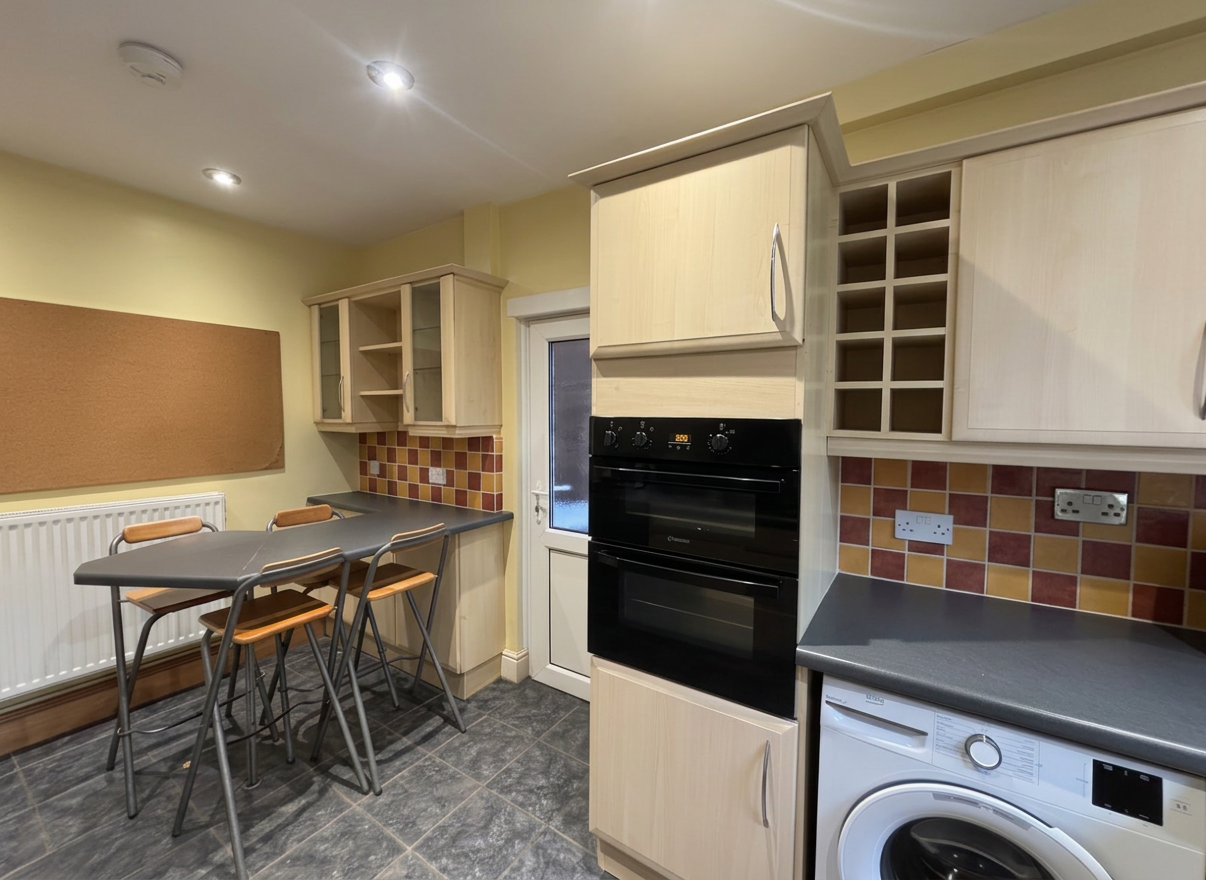 3 Bed house to Rent in Wollaton Park | NG8 1AG - Image 2