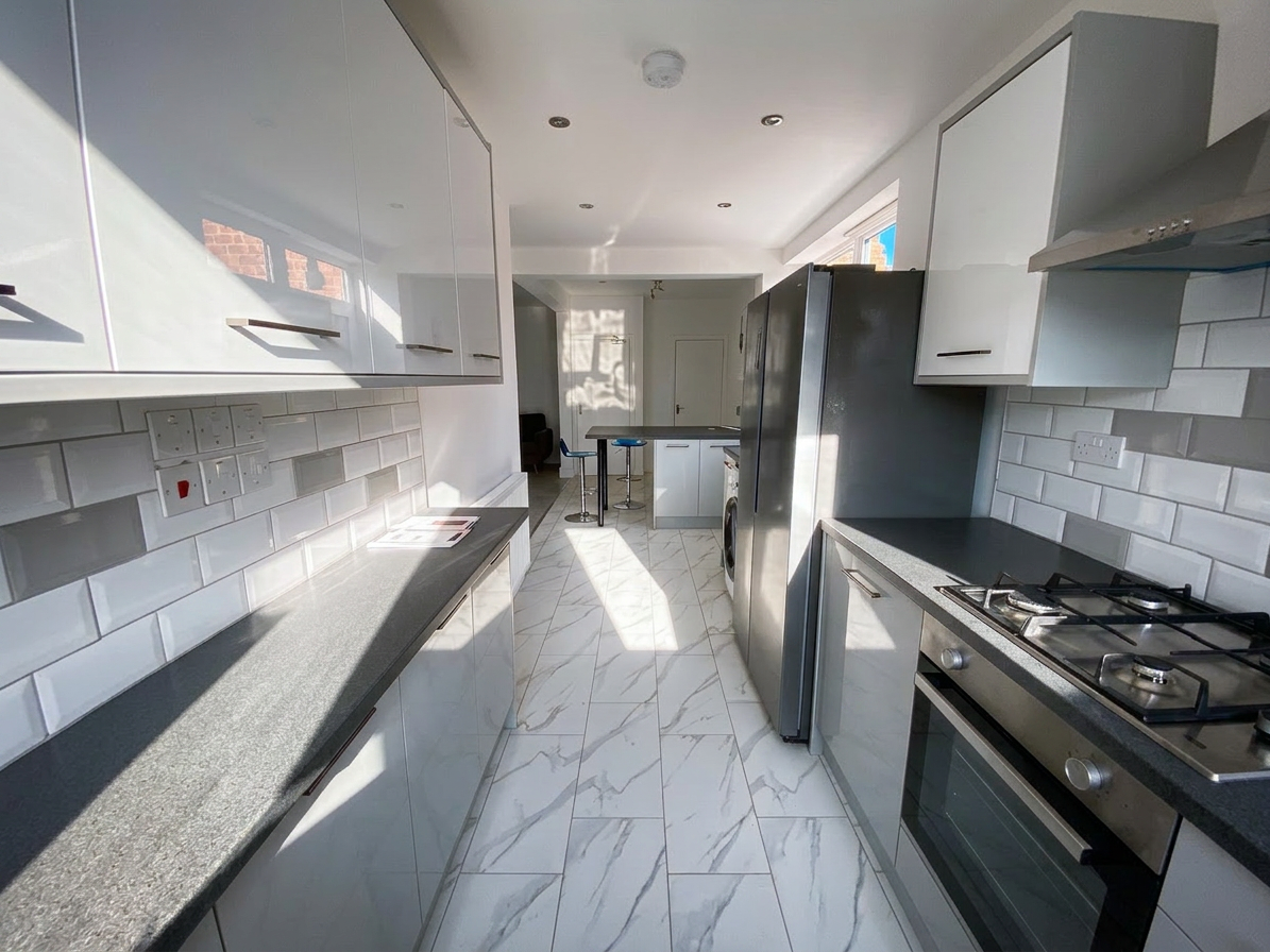 7 Bed house to Rent in Beeston | NG9 2FF - Image 2