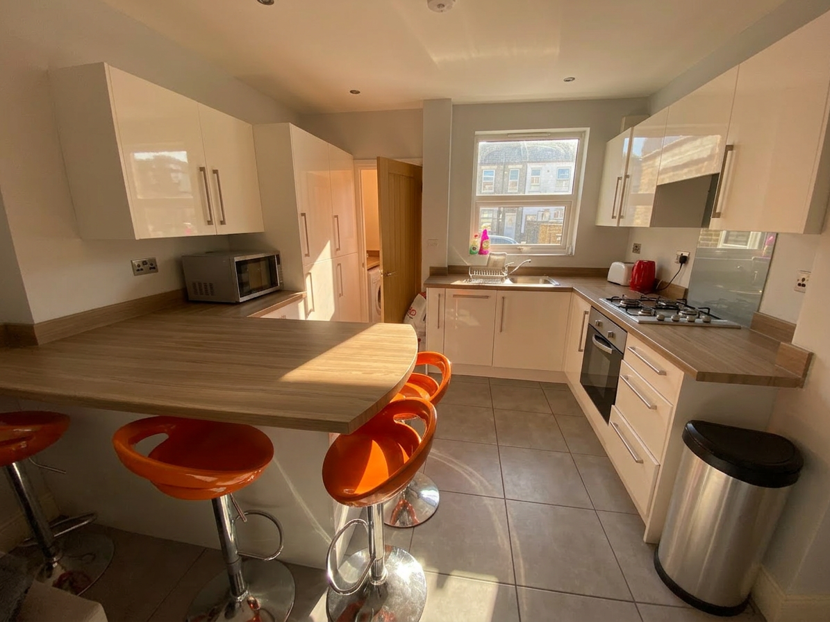 5 Bed house to Rent in Lenton | NG7 1SH - Image 2