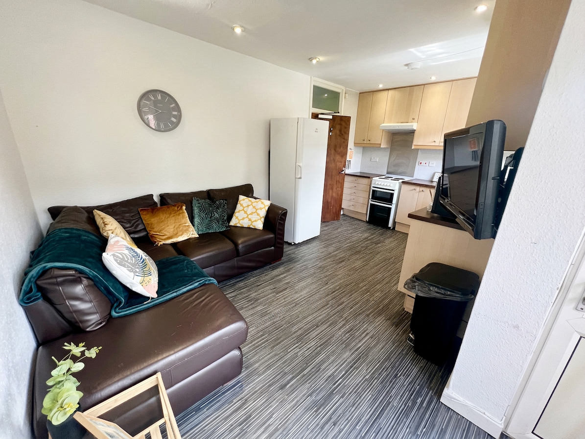 4 Bed house to Rent in Harborne | B17 0LA - Image 2