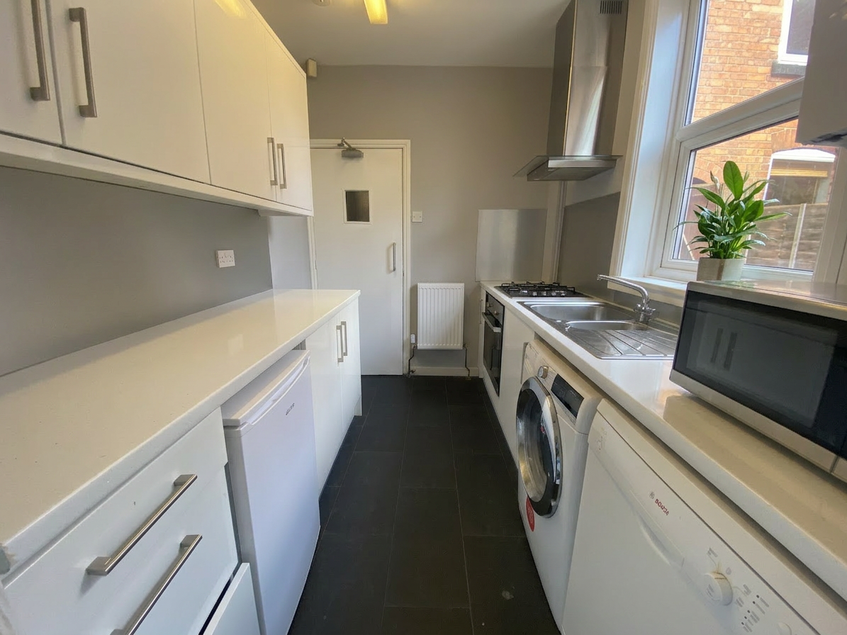 5 Bed house to Rent in Selly Oak | B29 6BY - Image 5