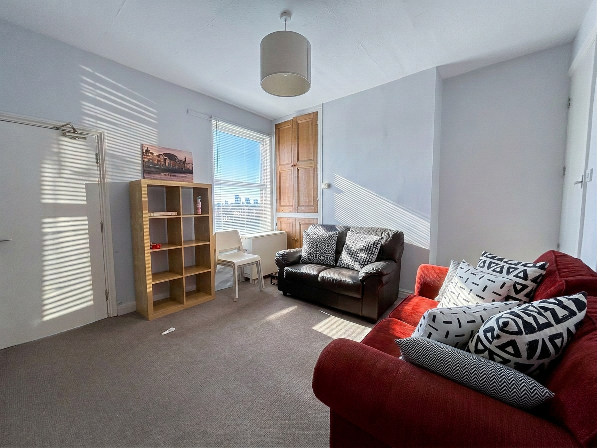 4 Bed house to Rent in Dunkirk | NG7 2JL - Image 2