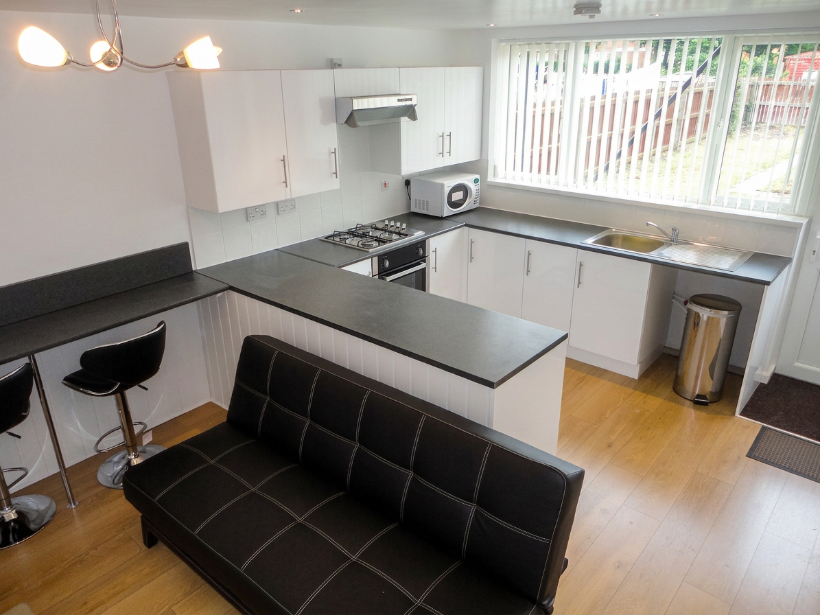 4 Bed house to Rent in Edgbaston | B16 8UZ - Image 2