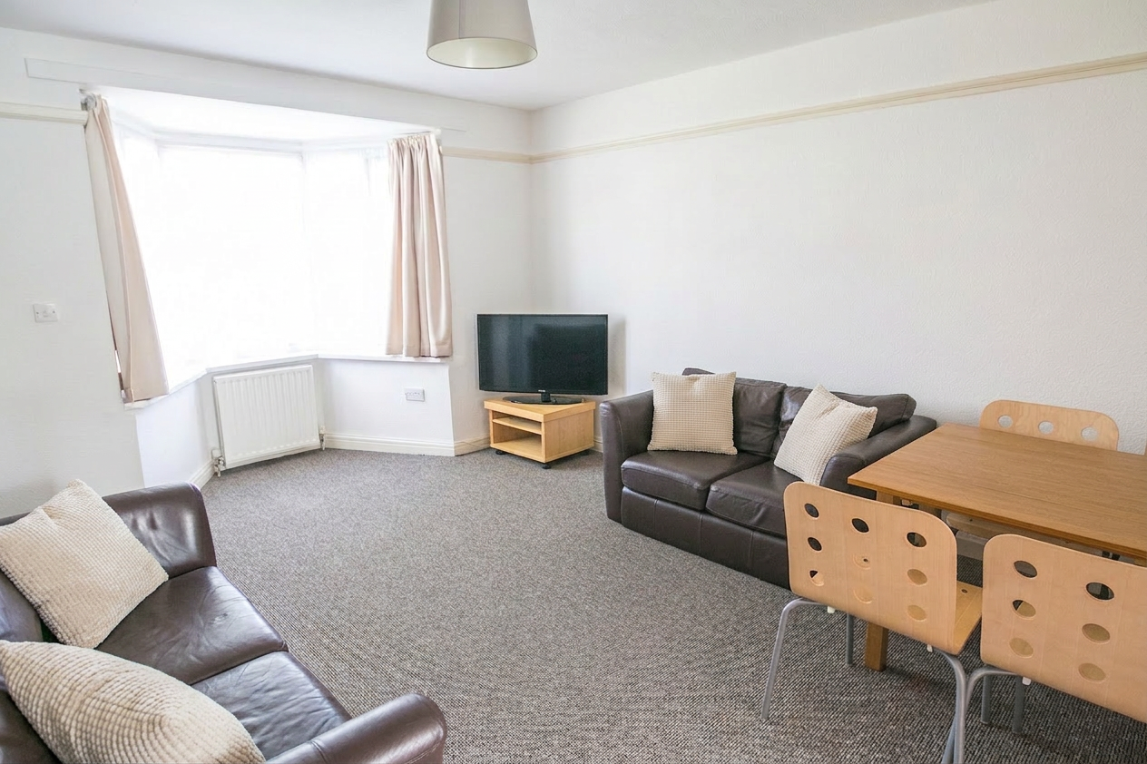 4 Bed house to Rent in Harborne | B17 0PD - Image 2