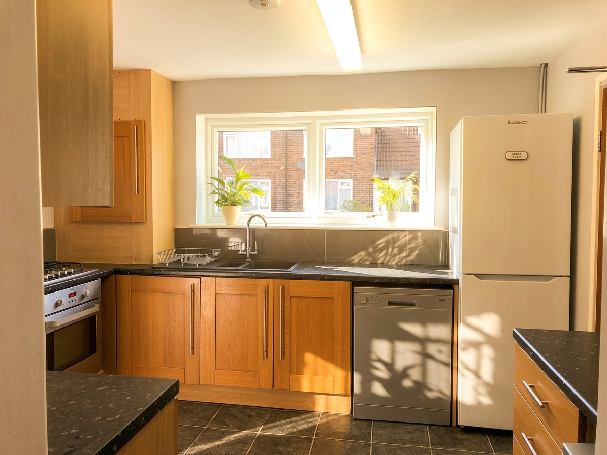 5 Bed house to Rent in Beeston | NG9 2QF - Image 3