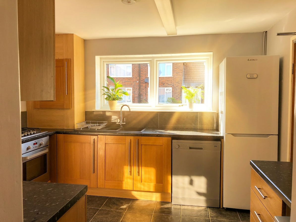 5 Bed house to Rent in Beeston | NG9 2QF - Image 4