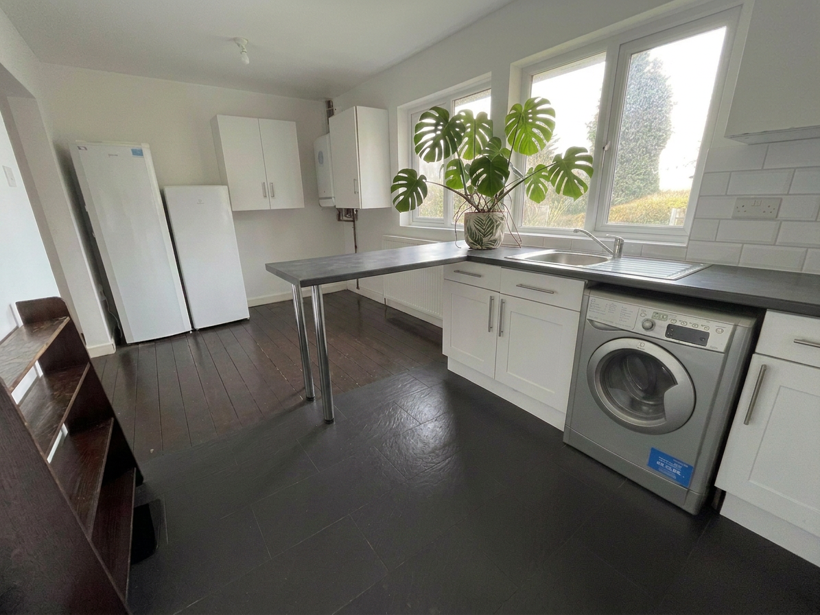 4 Bed house to Rent in Wollaton | NG8 1BZ - Image 2