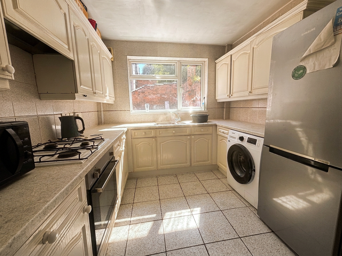 4 Bed house to Rent in Lenton | NG7 3HF - Image 2