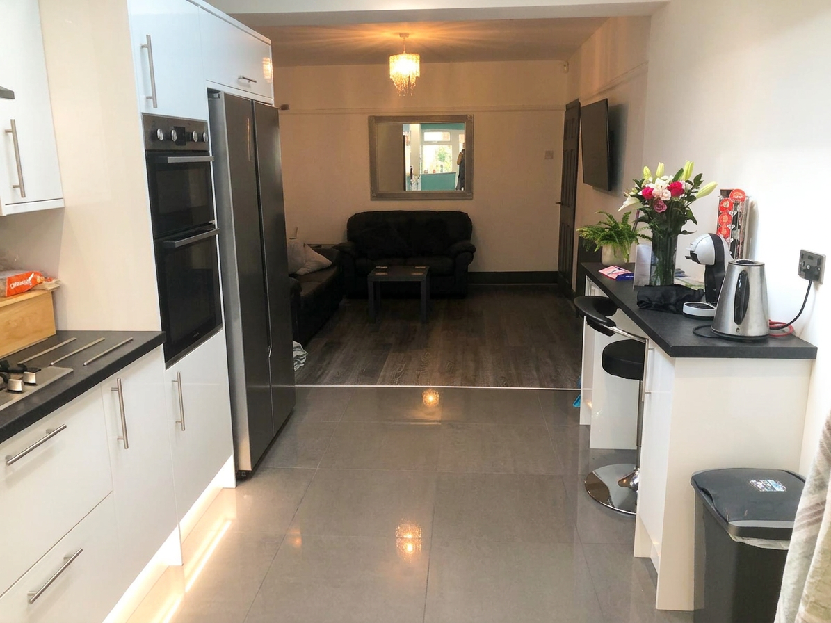 5 Bed house to Rent in Bartley Green | B32 3LA - Image 2