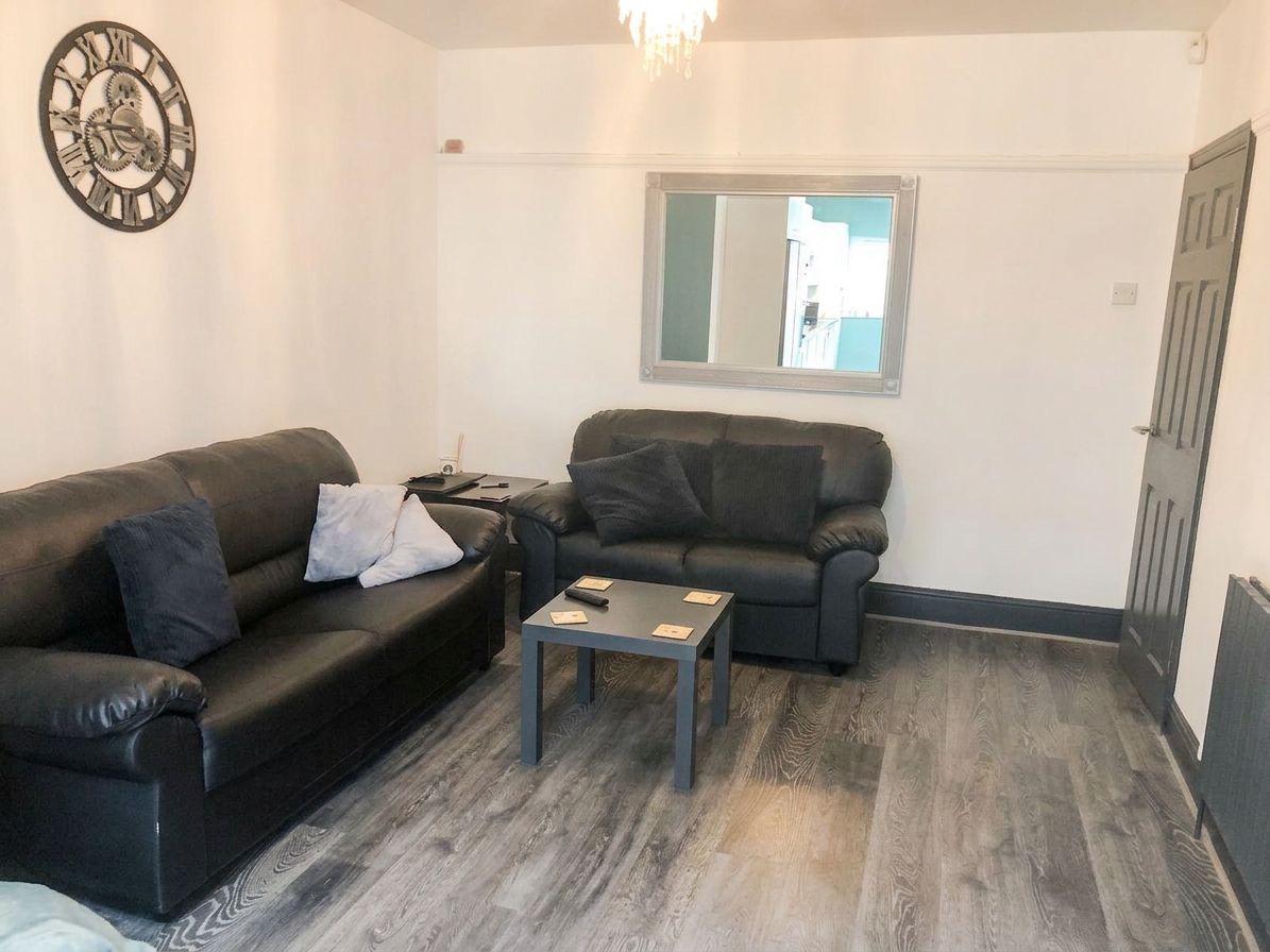 5 Bed house to Rent in Bartley Green | B32 3LA - Image 3