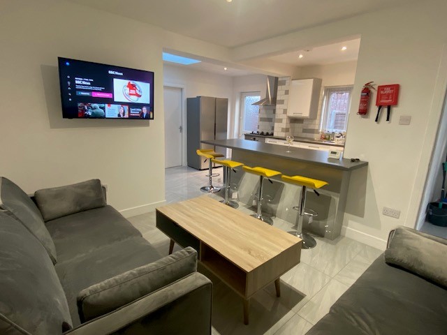 5 Bed house to Rent in Beeston | NG9 2EG - Image 1