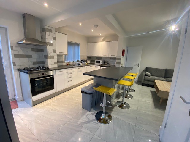 5 Bed house to Rent in Beeston | NG9 2EG - Image 2