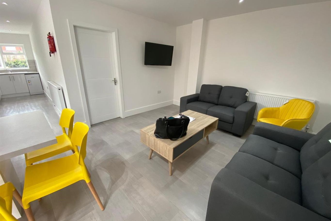 6 Bed house to Rent in Beeston | NG9 2FF - Image 1
