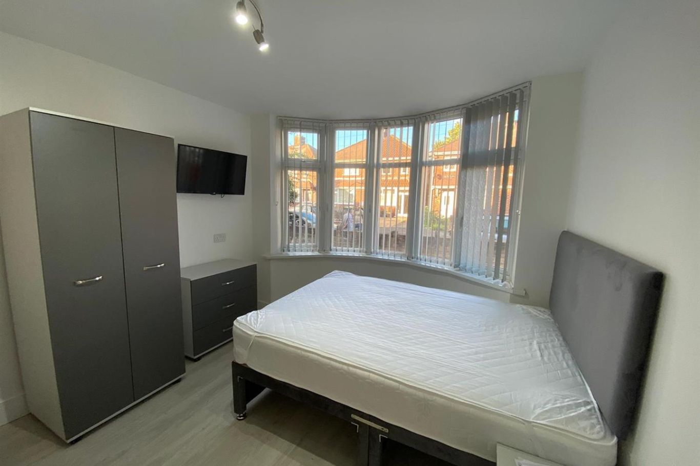 6 Bed house to Rent in Beeston | NG9 2FF - Image 2
