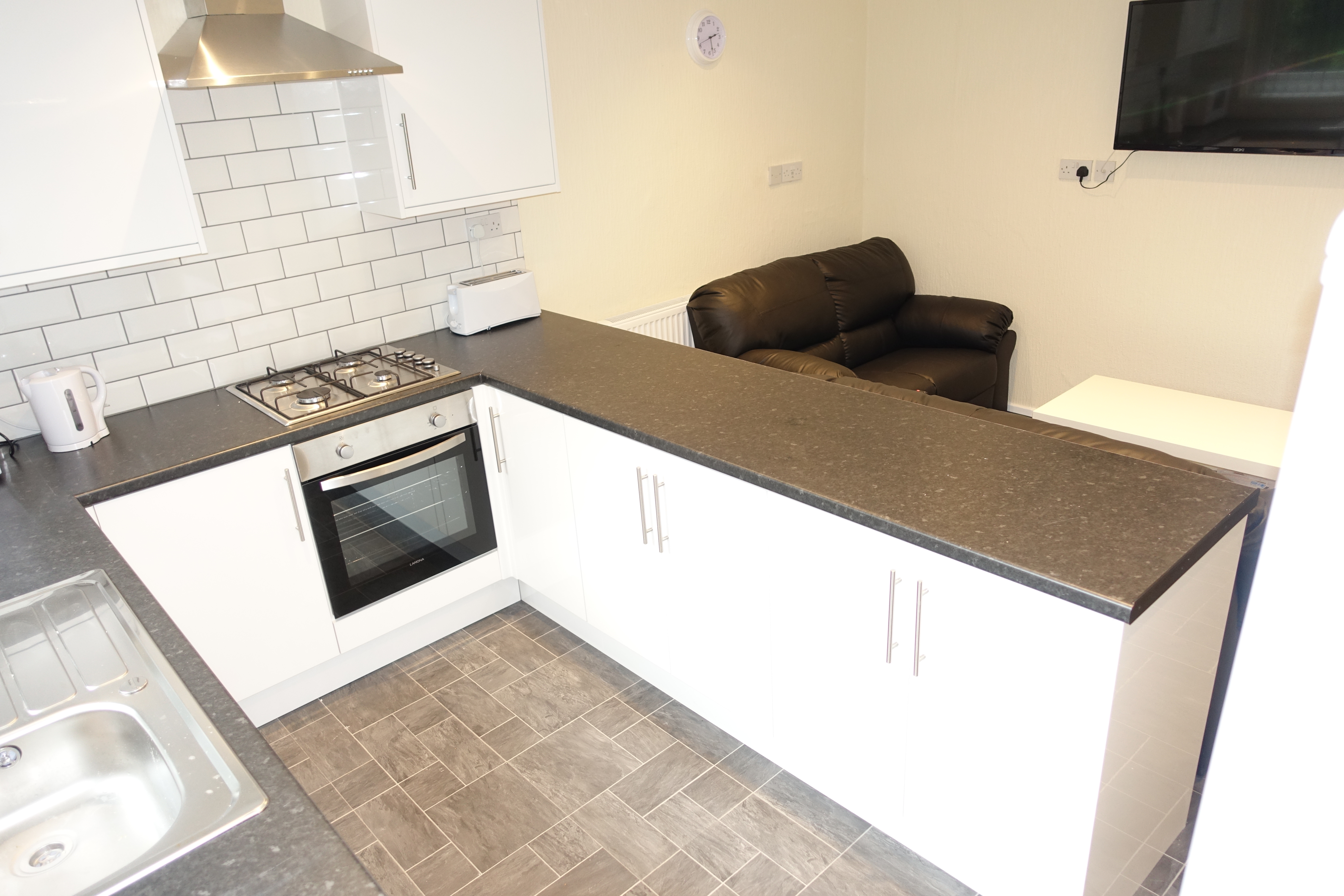 4 Bed house to Rent in Edgbaston | B16 9AE - Image 3