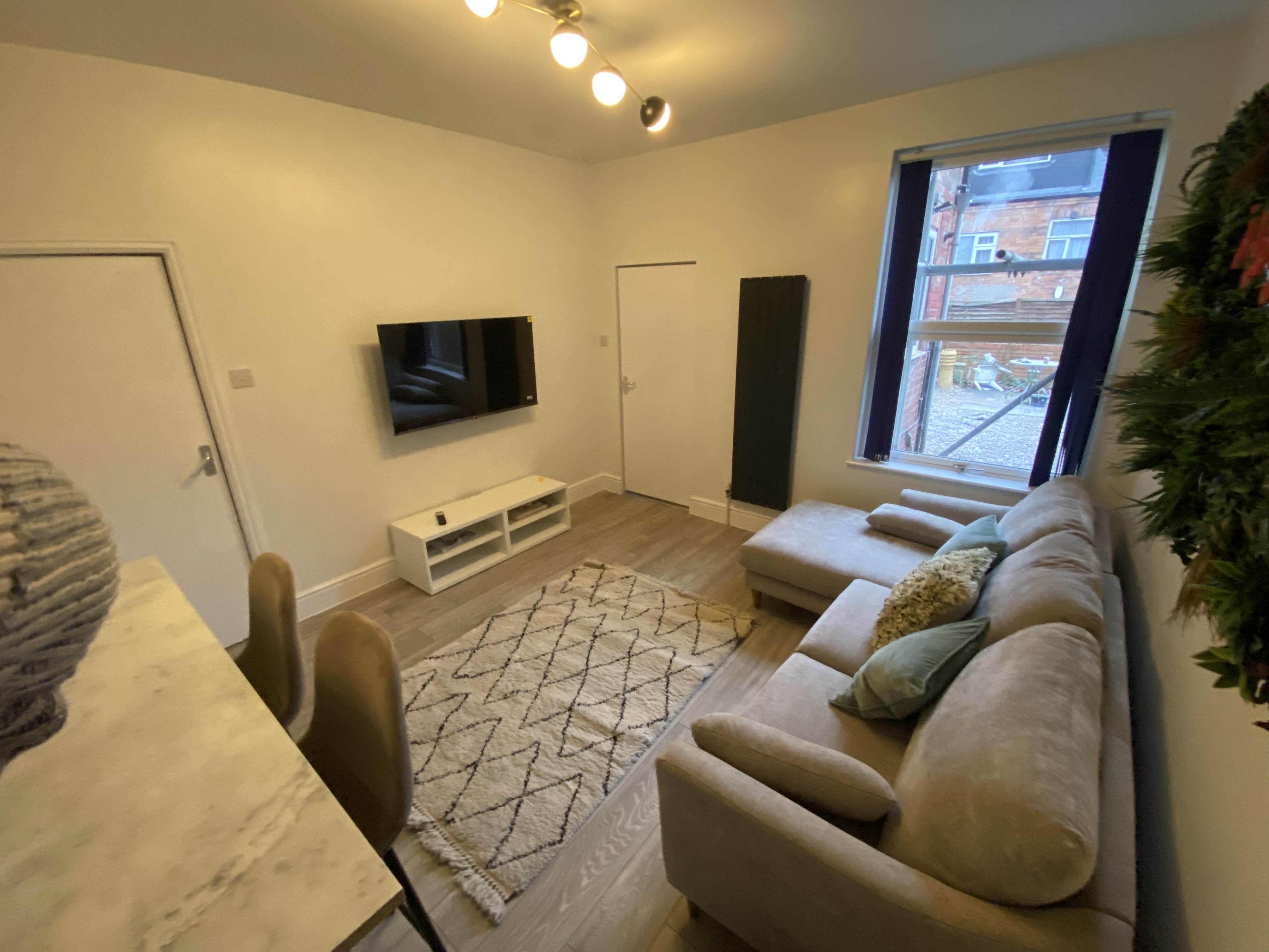 5 Bed house to Rent in Lenton | NG7 3BS - Image 2