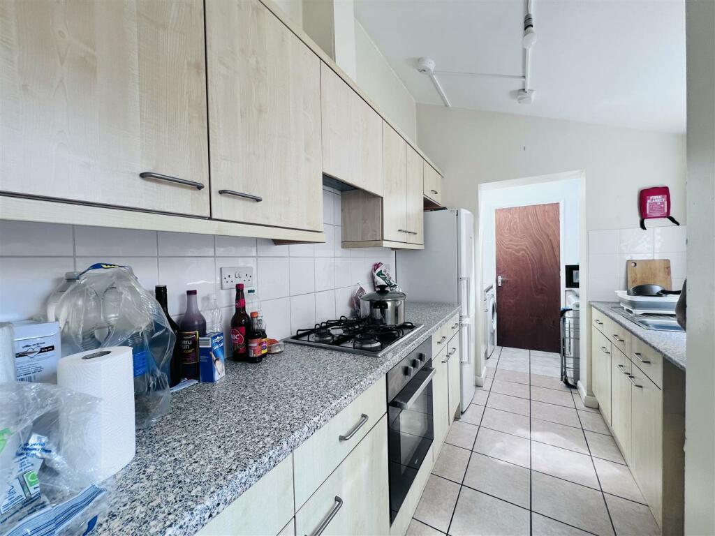 4 Bed house to Rent in Lenton | NG7 2DT - Image 2