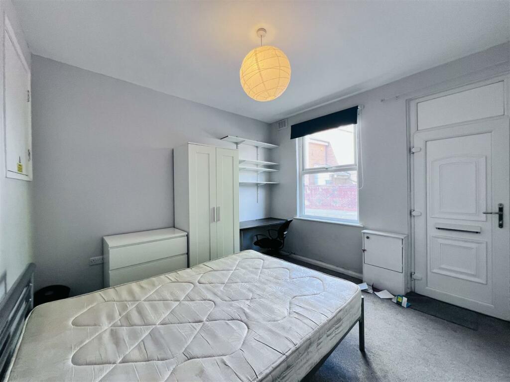 4 Bed house to Rent in Lenton | NG7 2DT - Image 3