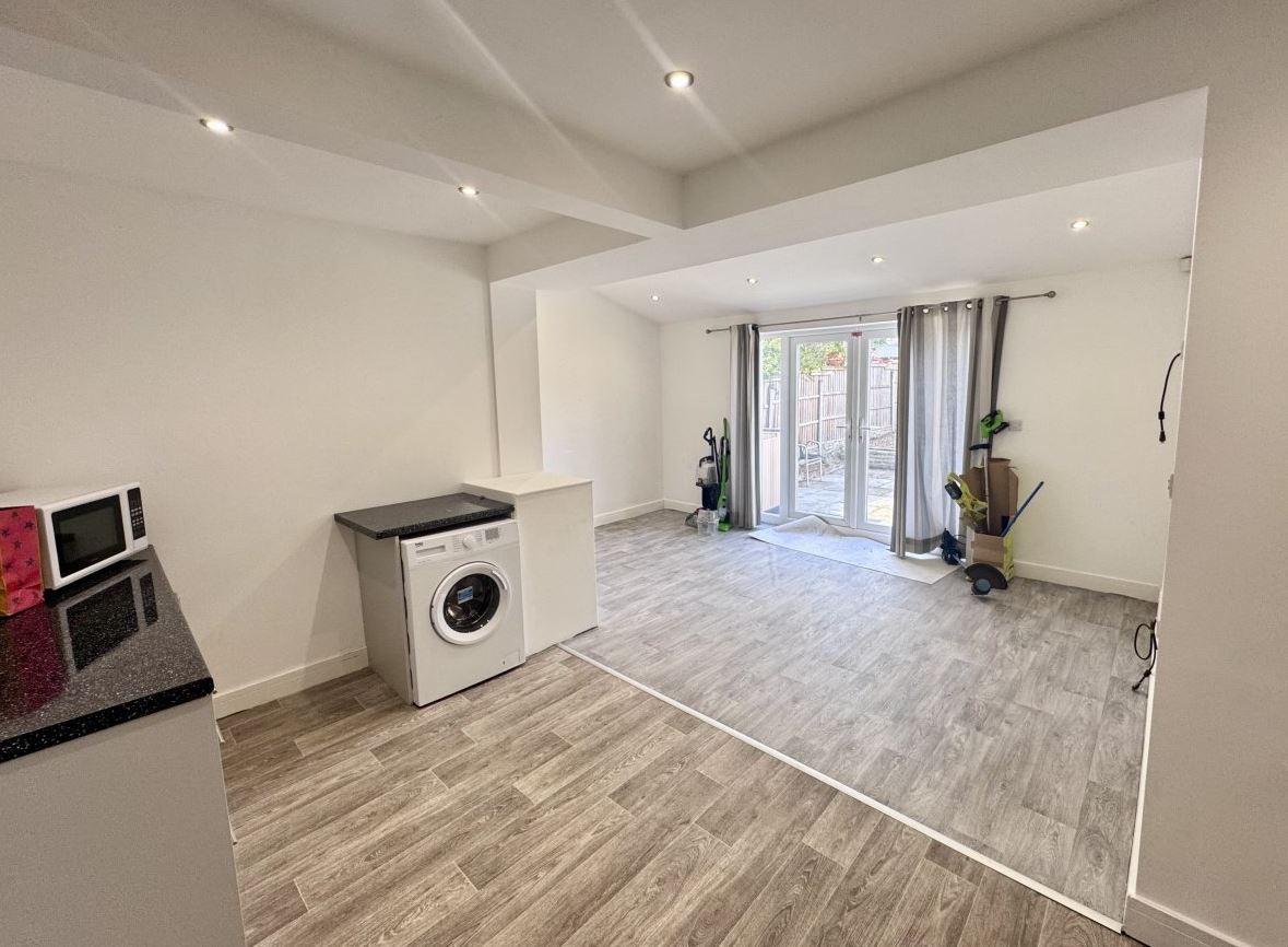 4 Bed house to Rent in Clifton | NG11 8EP - Image 2
