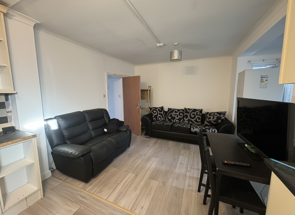 4 Bed house to Rent in Dunkirk | NG7 2JQ - Image 2