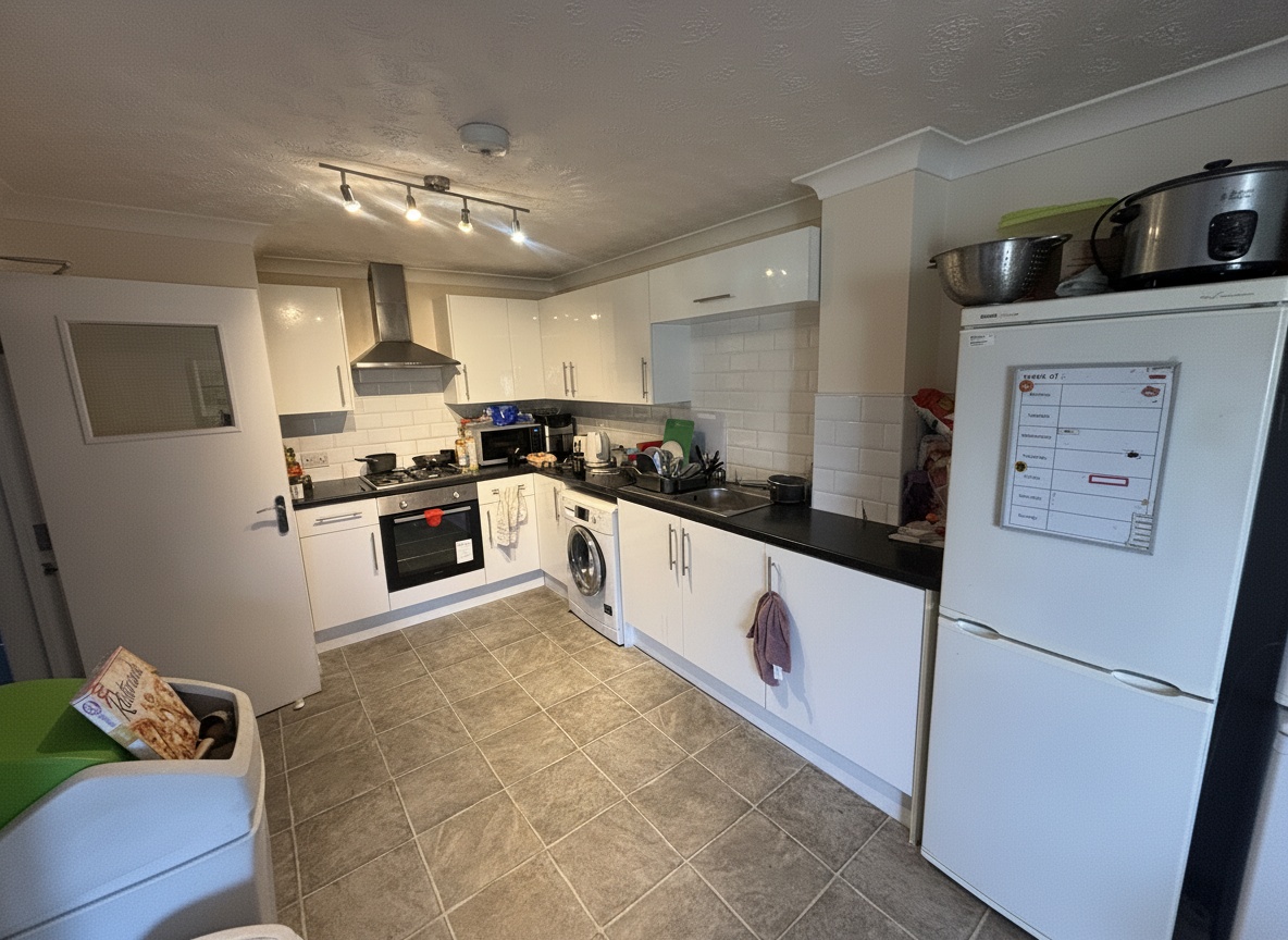 5 Bed house to Rent in Beeston | NG9 2DU - Image 2