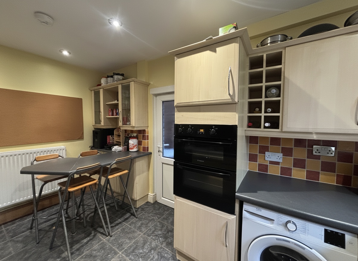5 Bed house to Rent in Wollaton Park | NG8 1AG - Image 2