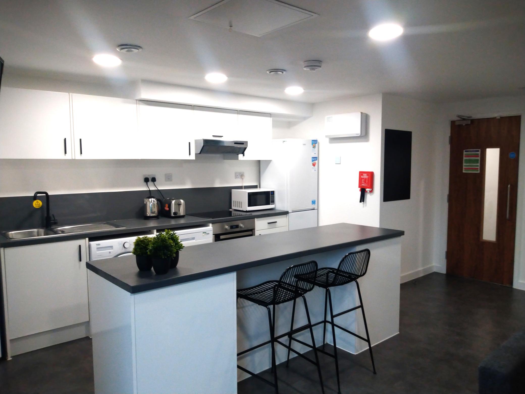 1 Bed room to Rent in Birmingham | B15 1PL - Image 2