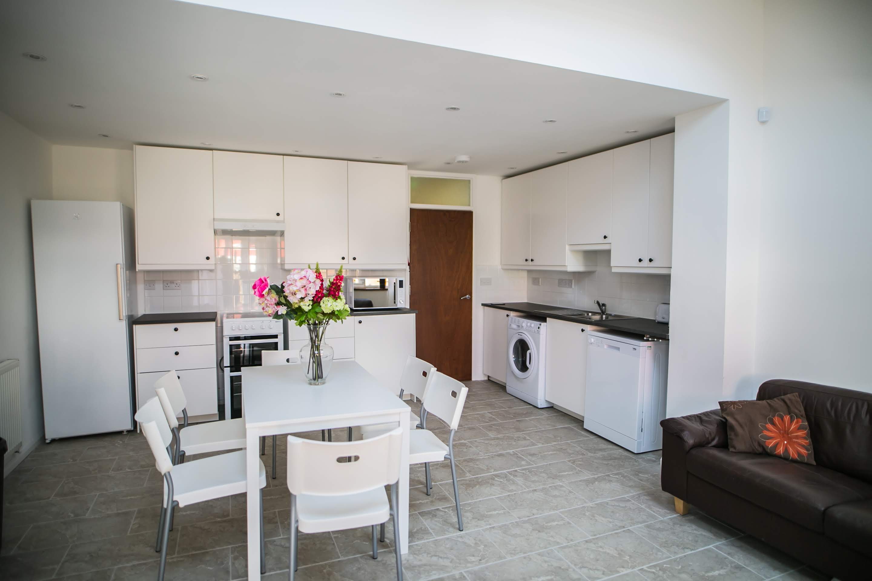 5 Bed house to Rent in Harborne | B17 0LA - Image 2